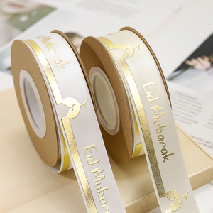 ริบบิ้นผ้าซาตินแบบม้วนพิมพ์โลโก้ฟอยล์สีทอง<span class=keywords><strong>แบน</strong></span>แบบปรับแต่งได้ริบบิ้นผ้าซาตินสองหน้าพิมพ์โลโก้ออกแบบได้ตามต้องการ - Product Image 2