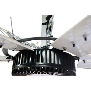 Ventilateur de plafond industriel HVLS à 6 pales blanches, structure de suspension anti-vibration, sûr pour la logistique, l'atelier, l'usine, design géométrique - Product Image 2