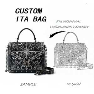 Sac à main gothique personnalisé haut de gamme, style Ita Bag, noir, avec toile d'araignée et rivets crânes, pour un style alternatif - Product Image 1