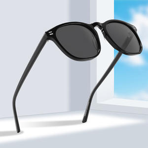 Gafas de Sol Acrílicas Unisex con Marco Ovalado Negro, Polarizadas UV400, para Conducir, Viajar y Complementar Atuendos de Moda - Product Image 1