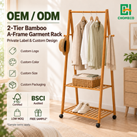 Porte-manteau moderne en bambou écologique avec étagères et roulettes, sur pied, personnalisable pour salon et chambre à coucher