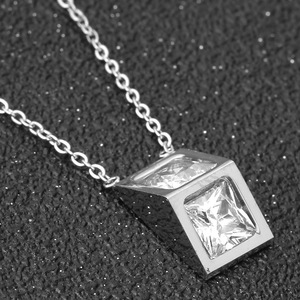 Collier pendentif tendance, géométrique, carré, zircone, ton argent, à porter au quotidien, cadeau - Product Image 4