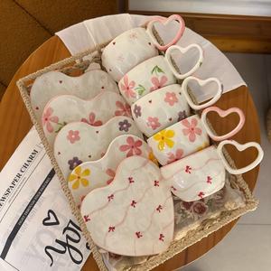 2025 नए क्रिसमस डिजाइन सफेद सिरेमिक कॉफी कप डिश सेट दिल के आकार हैंडपेंट चेरी धनुष पोर्सिलेन मग और सॉकर - Product Image 4