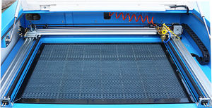 Découpeuse laser CO2 Redsail 400*600mm |   Choix multiples d'alimentation |   Équipé d'une <span class=keywords><strong>table</strong></span> à lames/nid d'abeilles - Product Image 5