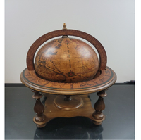 Globe nautique en laiton coulé à la main de style antique avec base en bois antique unique pour la décoration de bureau