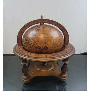 Globe nautique en laiton coulé à la main de style antique avec base en bois antique unique pour la décoration de bureau - Product Image 1