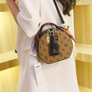 Bolso Portátil de Marca de Diseño de Lujo, Hecho de Material PU, Modelo para Damas con Forma Redonda para Llevar 327 - Product Image 6