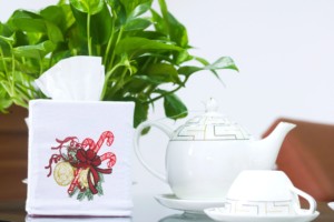Housse de boîte à mouchoirs carrée de Noël en coton 100% brodée motif canne à sucre, durable, pratique et portable pour la maison et l'hôtel - Product Image 3