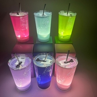 Vente directe usine – Gobelet lumineux LED en plastique de 14 oz avec capteur d'eau, couvercle et paille – Gobelets de fête LED activés par le liquide – Verre LED