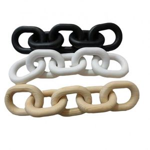 Colgante decorativo de madera maciza de pino con hebilla de cinco anillos y forma de eslabón para decoración del hogar, venta al por mayor - Product Image 1