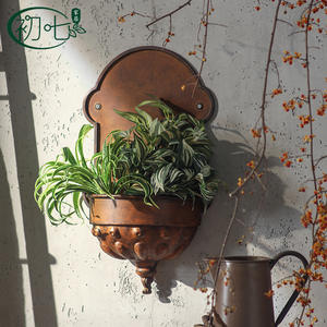 Maceta de pared de hierro bronce, forma redonda A3206, para decoración de jardín interior y exterior - Product Image 1