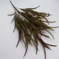 Plantes artificielles, arbustes, fougères, tiges vertes, feuilles de pin artificielles pour la décoration intérieure et extérieure de la maison