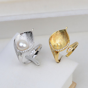 Anillo Abierto de Plata S925 Hecho a Mano con Hoja y Perla de 8-10 mm, Accesorios de Oro de 14k en Bandeja 36 - Product Image 1