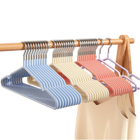Cintres de placard antidérapants en métal de conception super peu encombrante couverture en PVC solide garde-robe magasin de vêtements cintres pour chaussures salon