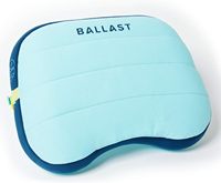 Coussin gonflable confortable, durable et compact, qui ne glisse pas sur les plages ventées grâce à sa poche à sable brevetée, idéal pour les plages et les piscines.
