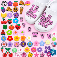 Hoogwaardige schattige PVC schoenversieringen fruit eten bloemen cartoon letterontwerpen herbruikbare 2D anime klompen schoenbedels
