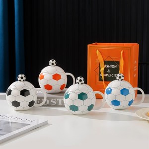 Ensemble cadeau de tasses en forme de ballon de football avec cuillère et couvercle en dôme, vaisselle à thème football pour la maison, les fêtes et la salle de jeux - Product Image 1