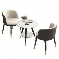 Table de négociation moderne et décontractée, table ronde de style café, petite table et chaises assorties, tendance sur les réseaux sociaux