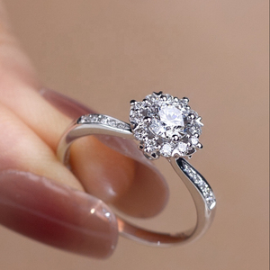 Cổ Điển Sáu Móng Vuốt Thiết lập 18 Karat Rắn Vàng 6.5Mm Cvd Phòng Thí Nghiệm Kim Cương Với Giấy Chứng Nhận IGI Nhẫn Cưới - Product Image 2