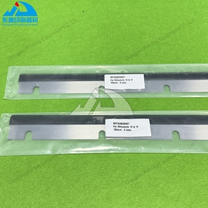 Hochwertige 2-teilige Waschklinge Länge 785mm 8 Schlitze für Mitsubishi 1E 1F Offsetdruckmaschinen-Teile Rakel - Product Image 4