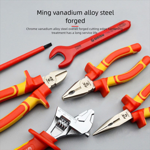 طقم أدوات إصلاح السيارات الكهربائية من ويلدماستر، يشمل مفكات يدوية معزولة من الفولاذ المقاوم للصدأ VDE، كماشة، مفتاح ربط بسقاطة، ومجموعة مقابس - Product Image 6