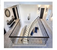 Takara — marche incurvée en fer forgé, pièces en métal, design moderne et personnalisé, escalier d'intérieur en spirale