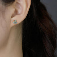 Heißer Großhandel Minimalistische Blumenförmige 925 Sterling Silber Zirkon Damen-Ohrringe Vergoldete Feine Ohrstecker