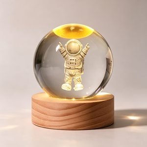 Transparente Runde Kristallkugel mit Graviertem Galaxie-Planeten-Motiv, Warmem Holzständer, 3D Kreatives Desktop-Ornament, Kristallkugel-Kunsthandwerk - Product Image 5
