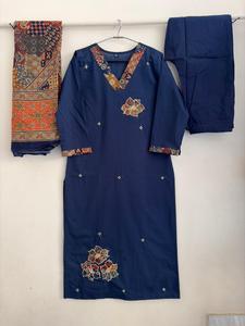 Ensemble Salwar Kameez en coton bleu pour femmes, tenue traditionnelle indienne/pakistanaise pour les fêtes, vêtements d'été, longueur cheville, coupe régulière, design brodé - Product Image 3