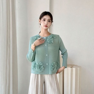 Blusa Cardigã de Renda Tridimensional em Cor Sólida com Manga Três Quartos e Gola Alta Elástica Miyake para Mulheres - Product Image 4