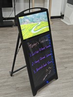 Afficheur numérique LCD alimenté par batterie VETO de 21,5 pouces avec panneau d'écriture en tableau noir et poignée de transport pour restaurant, bar