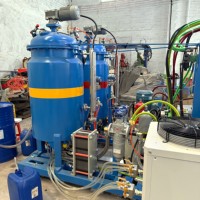 Machine à mousse de polyuréthane pour l'isolation thermique des glacières et des armoires réfrigérantes, machine de fabrication de chauffe-eau