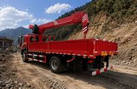Grue télescopique hydraulique tout-terrain montée sur camion, haute performance, pour les travaux d'ingénierie de levage lourd.