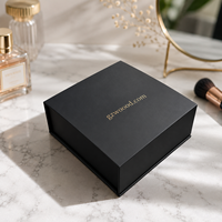 Boîte cadeau personnalisée OEM pour vêtements, en carton rigide noir mat, avec fermeture magnétique pliable, logo en feuille d'or pour homme, poignée en ruban, livraison plate