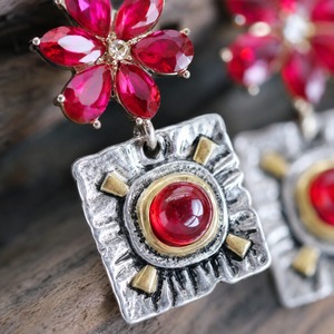 Orecchini a perno quadrati rossi con fiori retrò, eleganti orecchini da donna in stile retrò, idea regalo. - Product Image 2