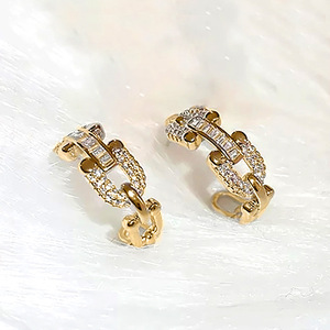 Pendientes Rihanna Huggie, Oro de 18K, Cristal, Diseño de Candado con Pedrería, Joyería de Lujo para Uso Diario para Mujer - Product Image 5