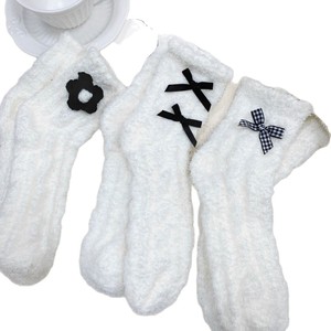 Chaussettes mi-mollet pour femmes, doublées de polaire épaisse, noires et blanches, avec nœud floral 3D, chaudes pour l'hiver - Product Image 4