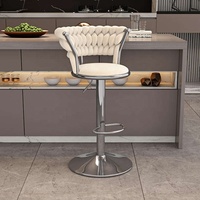 Tabouret de bar minimaliste en peluche blanc cassé avec dossier semi-circulaire tressé et piétement hydraulique chromé avec repose-pieds