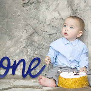 Segno di <span class=keywords><strong>legno</strong></span> di compleanno una lettera di ritaglio uno per il primo compleanno del ragazzo decorazione della parete della festa di compleanno espositore da tavolo Banner per seggiolone - Product Image 6