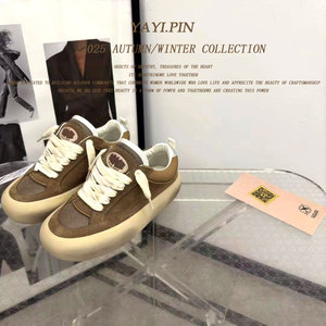 Nuovi Arrivi: Sneakers da Donna Stile Vintage in Camoscio Marrone con Decorazioni a Stella, Plateau con Accenti Argentati e Design Unico - Product Image 2