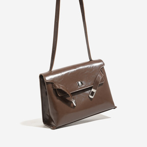 Nuevo Bolso Bandolera de Gran Capacidad con Cierre de Cremallera en PU Estilo Letra, Color Marrón Castaño, Versátil para Llevar al Hombro, Otoño/Invierno - Product Image 2