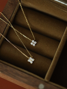 Collana da Donna in Argento Sterling S925 con Ciondolo a Fiore <span class=keywords><strong>Quadrifoglio</strong></span> Portafortuna e Diamante Scintillante, Catena a Clavicola - Product Image 3