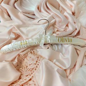 Cintres personnalisés pour demoiselles d'honneur, cintres rembourrés en satin pour robe de mariée, support élégant pour robe avec nœud en ruban pour la mariée - Product Image 6