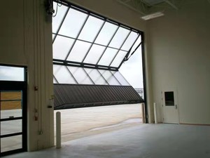 Prezzo di fabbrica verticale finestra pieghevole in alluminio telaio della finestra colore personalizzabile ascensore elettrico pieghevole in vetro porta del <span class=keywords><strong>Garage</strong></span> - Product Image 2