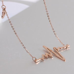 Collar con colgante en forma de corazón y cadena de clavícula de acero inoxidable dorado para mujer, joyería de moda para uso diario. - Product Image 2