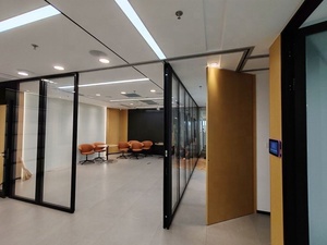 Cloison de bureau insonorisée coulissante sur rail suspendu moderne - Cloison en verre amovible à cadre en aluminium pour salles de réunion - Product Image 4