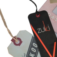 Étiquettes personnalisées en papier kraft noir avec logo en relief et nom imprimé, cordons en coton pour vêtements et jeans
