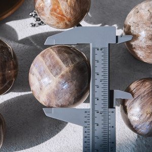 Sphère de <span class=keywords><strong>pierre</strong></span> de lune noire naturelle polie sculptée à la main en divers matériaux, pierres de guérison, sphère de taille moyenne pour collection - Product Image 5
