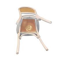 Chaise de salle à manger minimaliste de style japonais en chêne avec dossier en rotin ergonomique pour cuisine, appartement et café