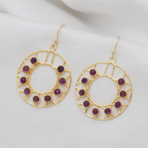 Pendientes redondos de latón chapado en oro con amatista al por mayor de la India, pendientes de filigrana con múltiples piedras preciosas - Product Image 2